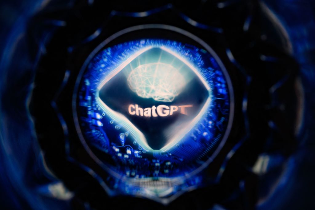 Nextdoor integra IA en nuevas características, incluyendo el ChatGPT de OpenAI.
