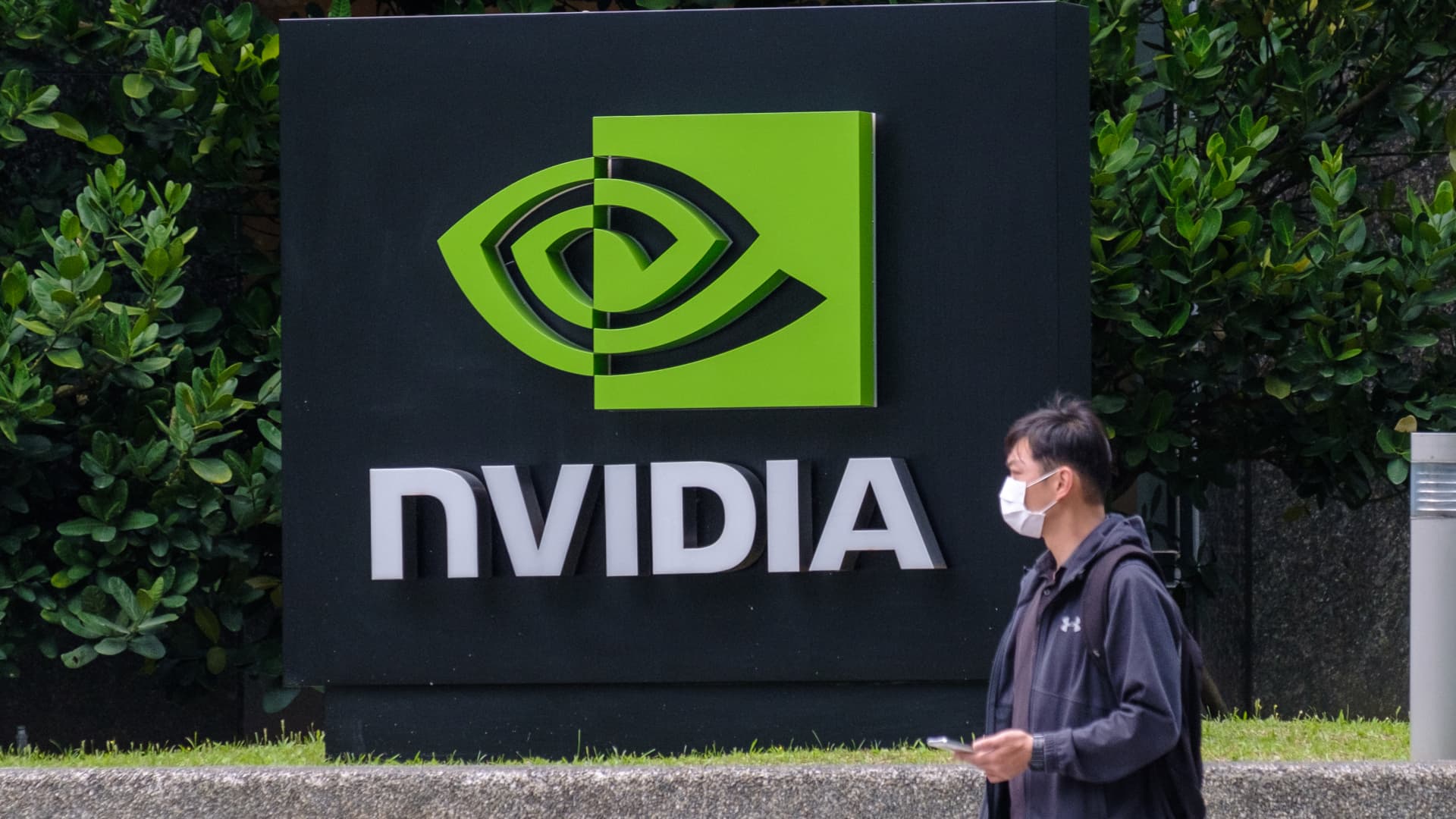 Nvidia supera los $1 billón de capitalización de mercado antes de ceder ganancias.