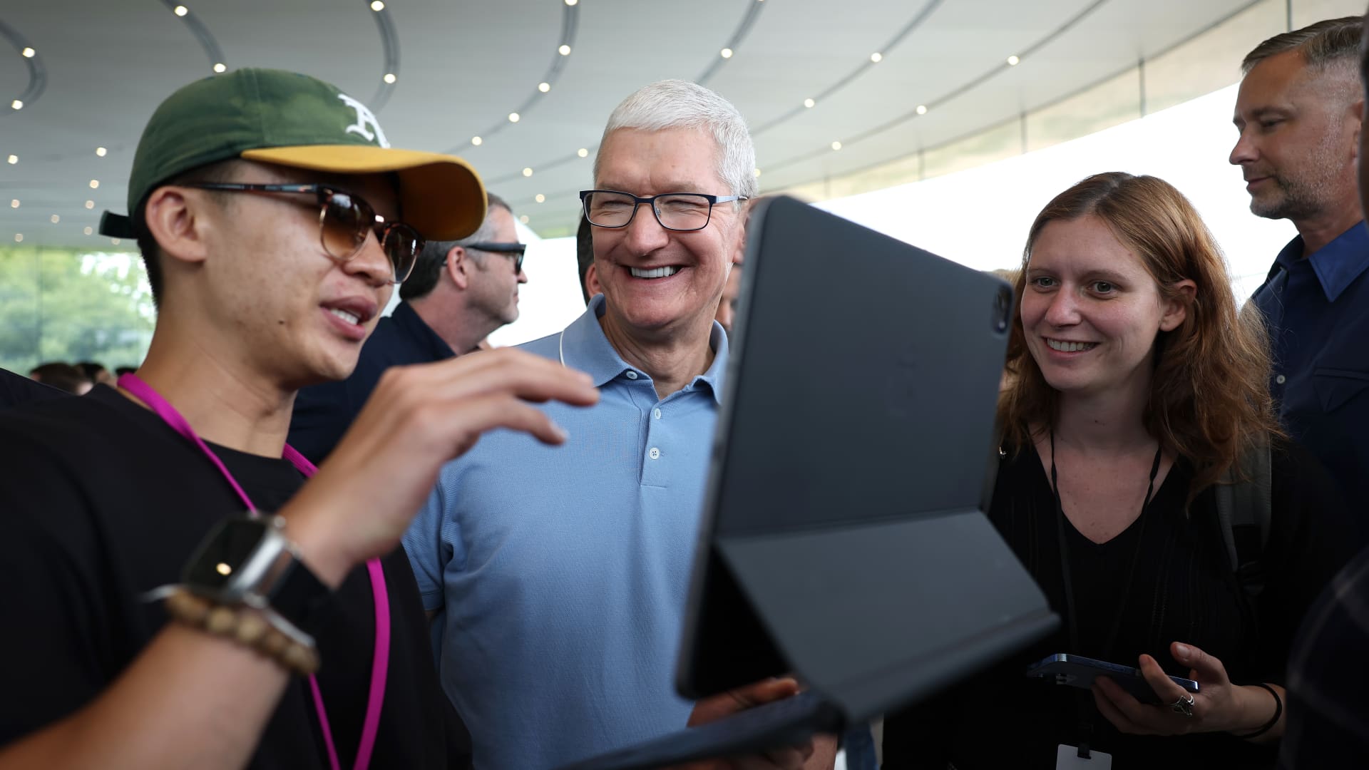 Apple alcanza un máximo histórico una semana después de anunciar el auricular de realidad virtual Vision Pro VR.