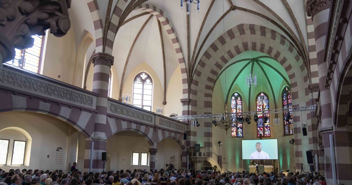 Cientos asisten a servicio de iglesia de IA en Alemania.