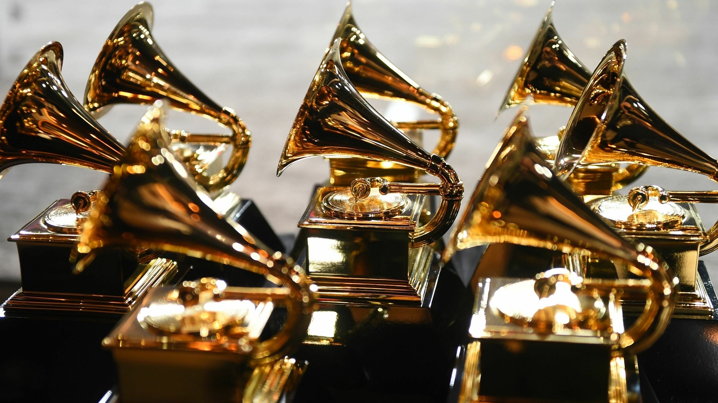 Los Grammys implementan nuevas reglas para la música de inteligencia artificial.